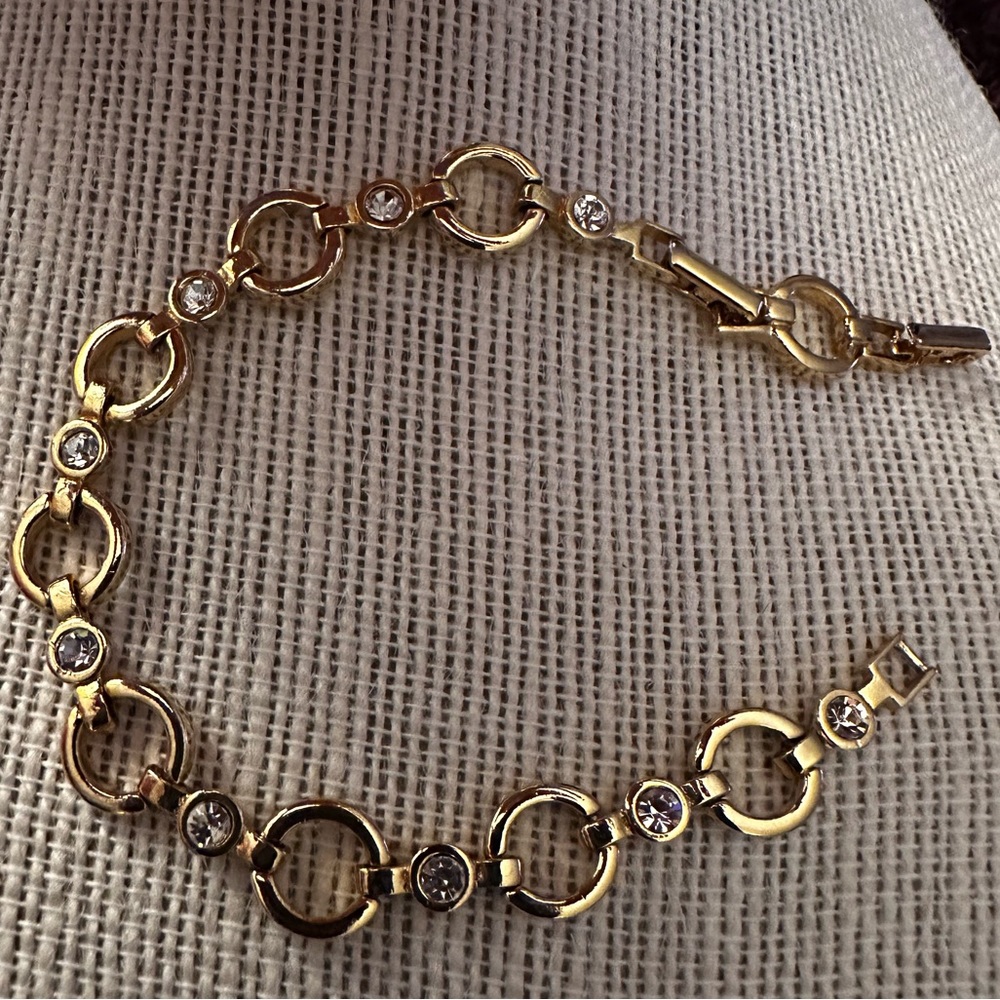 Avon Circle Chain Link Bracelet With  Rhinestones